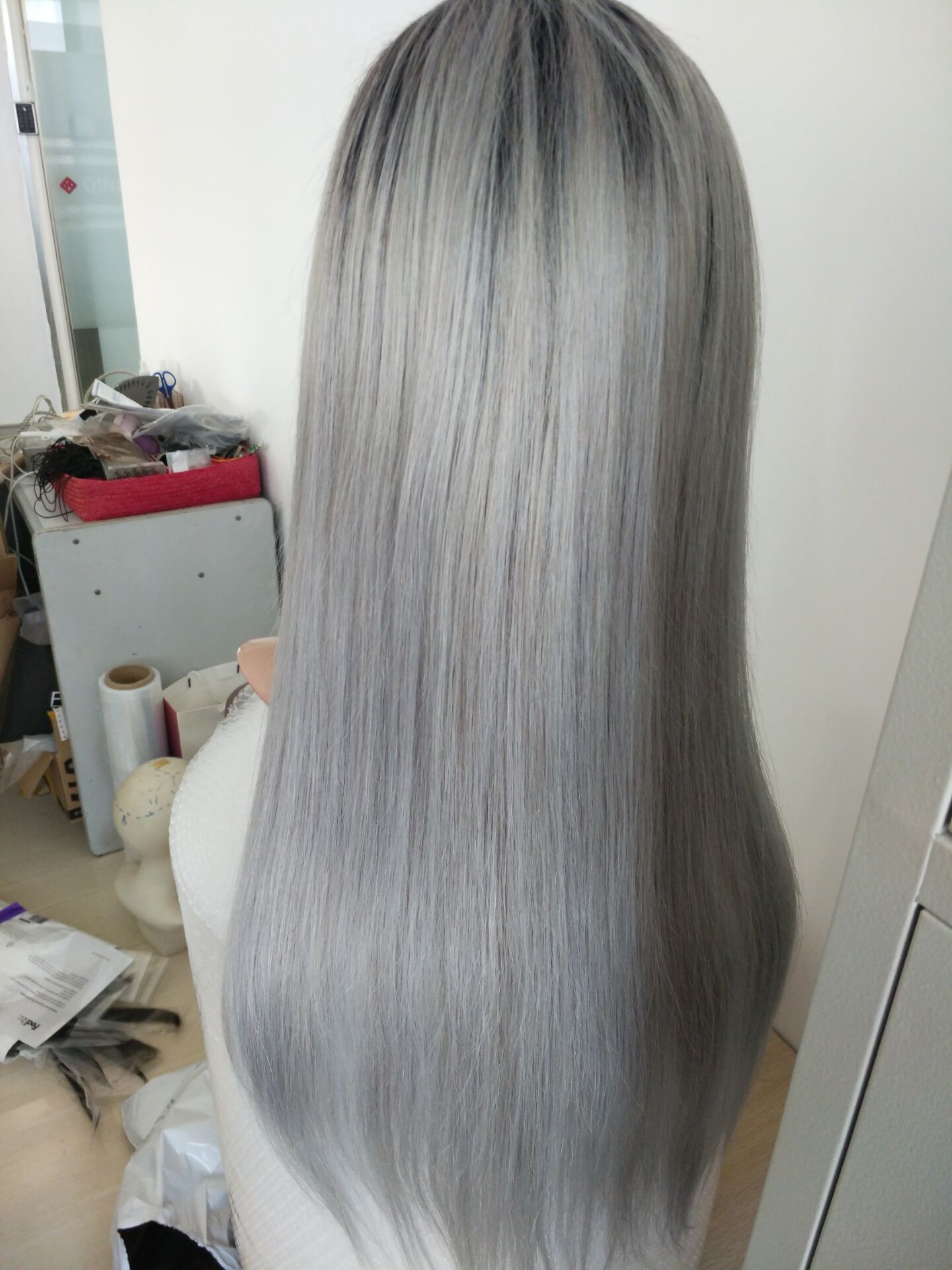 2T-1b-silvery-STRAIGHT-WIGS-4.jpg